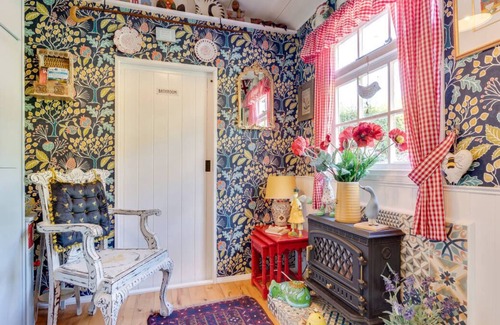 Llanfynydd House | Cwch Gwenyn in Llanfynydd