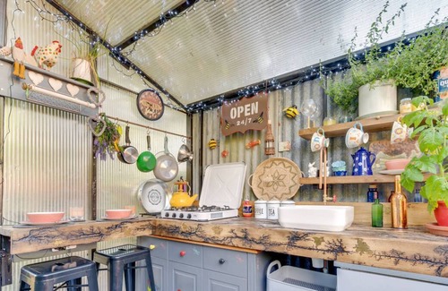 Llanfynydd House | Cwch Gwenyn in Llanfynydd