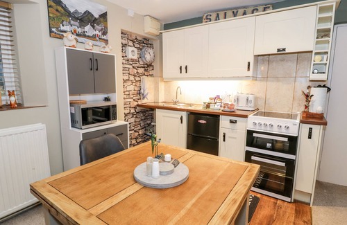 Beddgelert Cottage | CWM CAETH COTTAGE, romantic, with a garden in Beddgelert