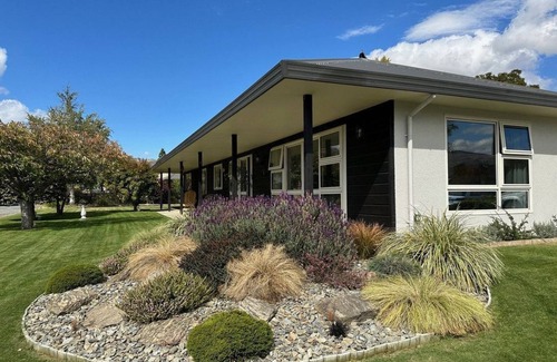 Lowburn House | Cycle trails right on door step, 5 minute walk to shopping center, cafe/Bars.
