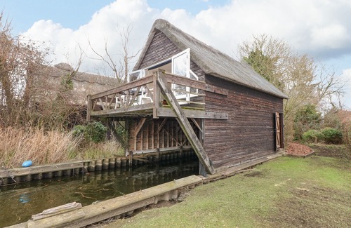 Irstead Cottage | CYGNUS BOATHOUSE, character holiday cottage in South Walsham