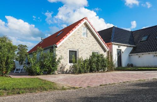 Ee House | Cynnewille