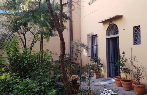 Santa Croce Apartment | Cynthia's garden- Apartment with private garden