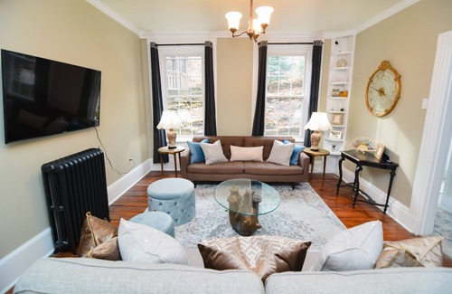 Ashfield House | Däs Barenhaus on Broadway (4 Master Bedrooms)