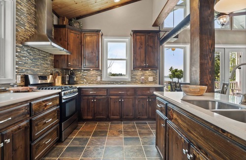 Negreet House | Déjà Blue, Wi-fi, Pier, Stunning Views, Cozy Neighborhood