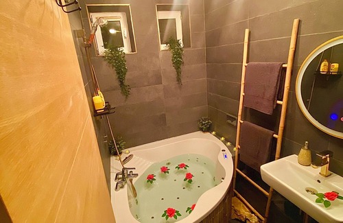 Poissy Apartment | Détente Dans cet bel Appartement Complet Avec spa Privatif et Accès Illimité