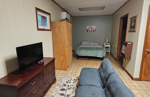 Rogersville Apartment | D'Fishermen Trail - Cool studio with AC in outdoorsy Rogersville
