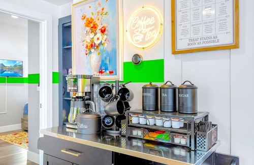 North Hollywood House | D. Hip NoHo Haven Near Universal & Hollywood: Hot Tub - Family - Parking - Games