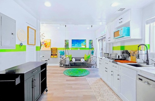 North Hollywood House | D. Hip NoHo Haven Near Universal & Hollywood: Hot Tub - Family - Parking - Games