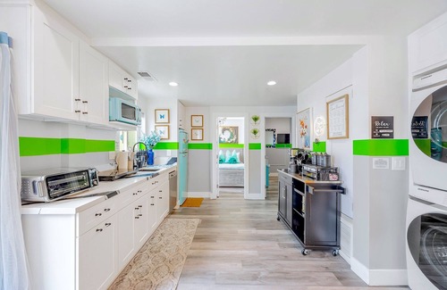North Hollywood House | D. Hip NoHo Haven Near Universal & Hollywood: Hot Tub - Family - Parking - Games