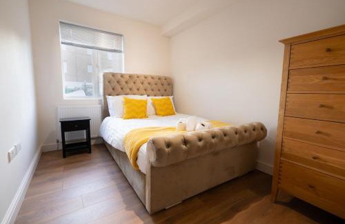 London Borough of Hounslow House | D'Luxe 5 beds En-suite Home in London