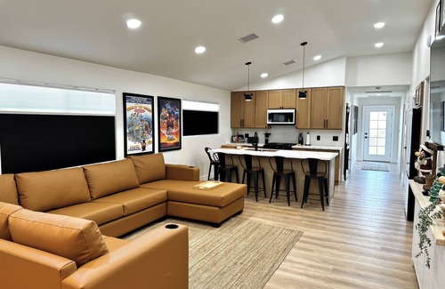 Santa Ana House | D'Neighbor 3bed 3bath