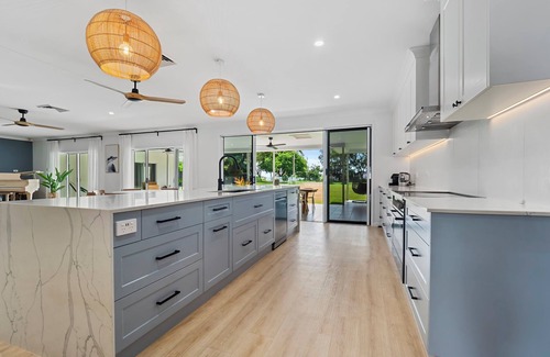 Kewarra Beach House | Da White Beachfront House Entertainer near Palm Cove Cairns