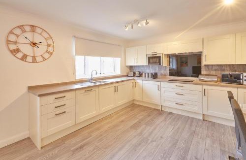 Darlington House | Dacama at Dene Grove- with Patio and 2 Free Parking