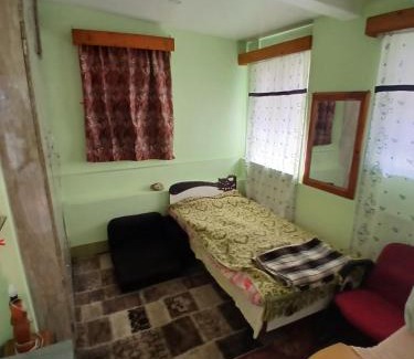 Brein House | Daffodil Retreat