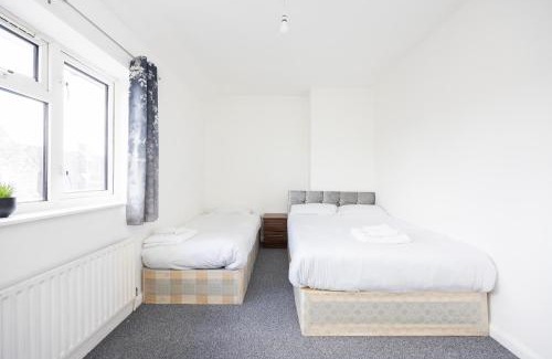 Parsloes House | Dagenham Self Catering 4BedHouse sleeps up to 8 with Free Wifi and Free Parking