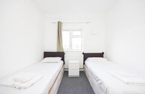 Parsloes House | Dagenham Self Catering 4BedHouse sleeps up to 8 with Free Wifi and Free Parking