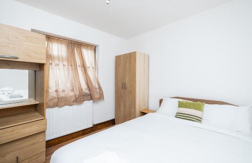 Parsloes House | Dagenham Self Catering 4BedHouse sleeps up to 8 with Free Wifi and Free Parking