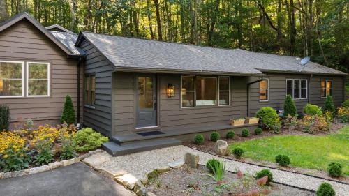 Highlands House | Dahlia House, 3 BDRM Walk To Town