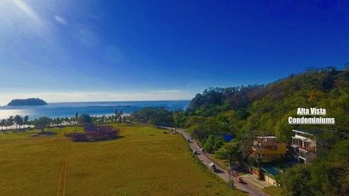 Samara House | Dahlia Penthouse Beach Getaway, Stunning Views!