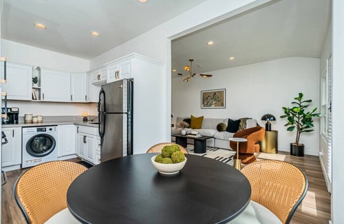 Coronado House | Dahlia Suite - Steps to Bay, Shopping & Dining