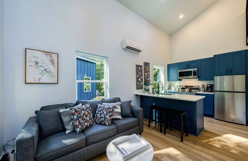 Dahlonega House | Dahlonega Magnolia Tree Tiny Home *King Bed*