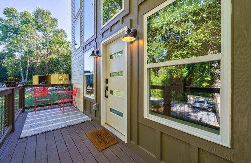 Dahlonega House | Dahlonega Mountain Trail Tiny Home *KING BED*