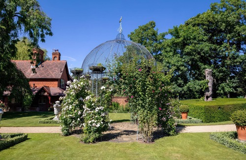 Waddesdon Cottage | DAIRY COTTAGE, pet friendly, character holiday cottage in Waddeston