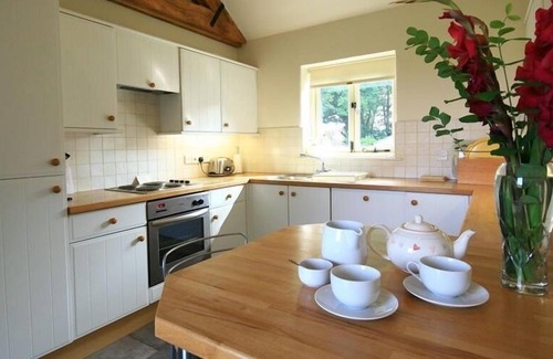 Ampney Crucis Cottage | DAIRY COTTAGE, pet friendly, character holiday cottage in Cirencester