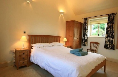 Ampney Crucis Cottage | DAIRY COTTAGE, pet friendly, character holiday cottage in Cirencester