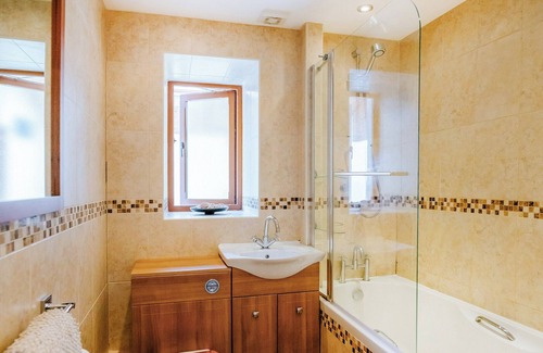 Crynant Cottage | Dairymaids Cottage is a great place to holiday amongst friends and family.