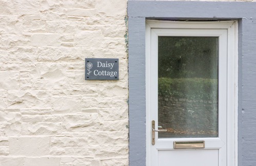 Moffat Cottage | DAISY COTTAGE, pet friendly in Moffat