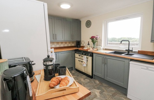 Wigton Cottage | DAISY COTTAGE, pet friendly, with hot tub in Wigton