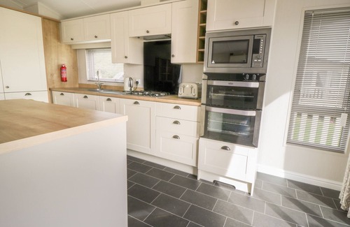 Cayton Bay Cottage | DAISY LODGE, pet friendly, country holiday cottage in Cayton