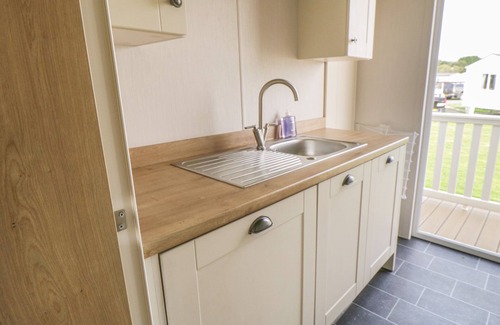 Cayton Bay Cottage | DAISY LODGE, pet friendly, country holiday cottage in Cayton