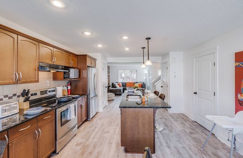 Southwest Edmonton House | Daisy - Modern 3BR Home | Glenridding Area | BBQ