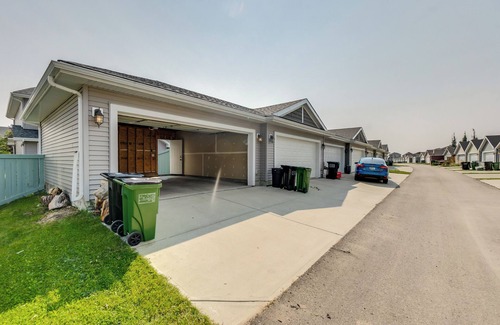 Southwest Edmonton House | Daisy - Modern 3BR Home | Glenridding Area | BBQ