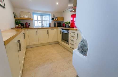 Llanfaethlu Apartment | Daisy Moo - sleeps 6 guests in 3 bedrooms