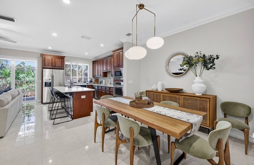 Pompano Beach House | Daisy Townhouse Villas Step from the beach