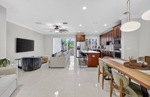 Pompano Beach House | Daisy Townhouse Villas Step from the beach