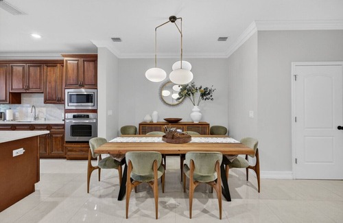 Pompano Beach House | Daisy Townhouse Villas Step from the beach