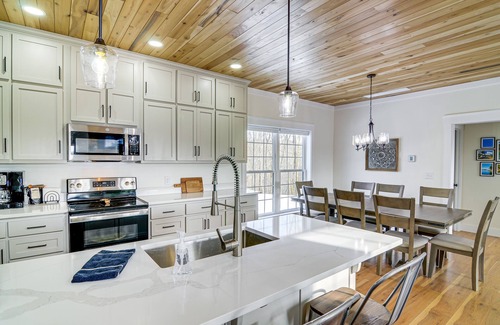 Burkesville Cottage | Dale Hollow Cottage w/Covered Porch & Lake Views!