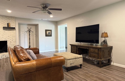 Oak Cliff House | Dallas 3BR, Fiber Internet + Big Yard, Sleeps 7-8