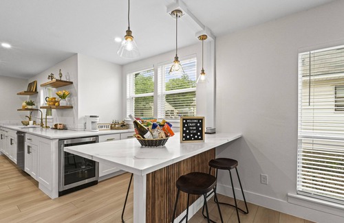 West Dallas House | Dallas Getaway! Pool, BBQ Grill, Central, Family Friendly, Luxe!