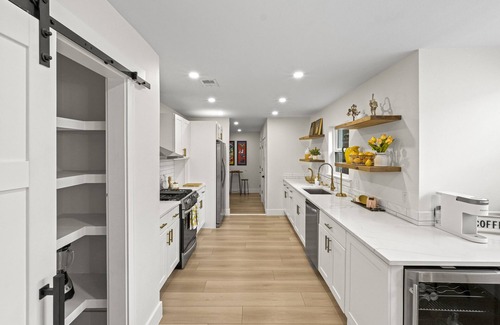 West Dallas House | Dallas Getaway! Pool, BBQ Grill, Central, Family Friendly, Luxe!