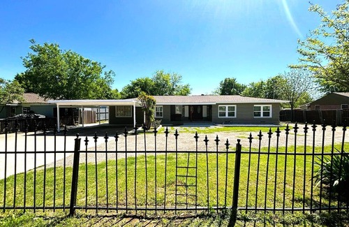 Oak Cliff House | Dallas House: 4br, 3 wc, Private Parking 4 Cars