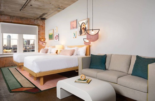Downtown Dallas Hotel | Dallas Urban Retreat: Stylish Flats for Art Lovers! Rooftop Edge Pool