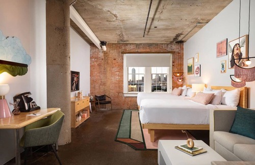 Downtown Dallas Hotel | Dallas Urban Retreat: Stylish Flats for Art Lovers! Rooftop Edge Pool