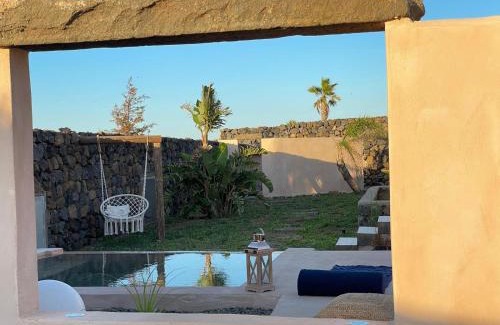 Pantelleria House | Dammuso Elisir Rosa - Jacuzzi e Giardino Privati