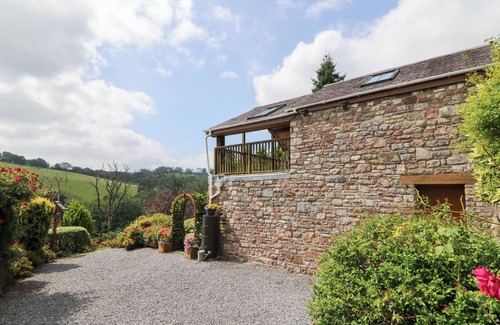Pentrefelin Cottage | DAN CASTELL COTTAGE, pet friendly, with a garden in Llandeilo